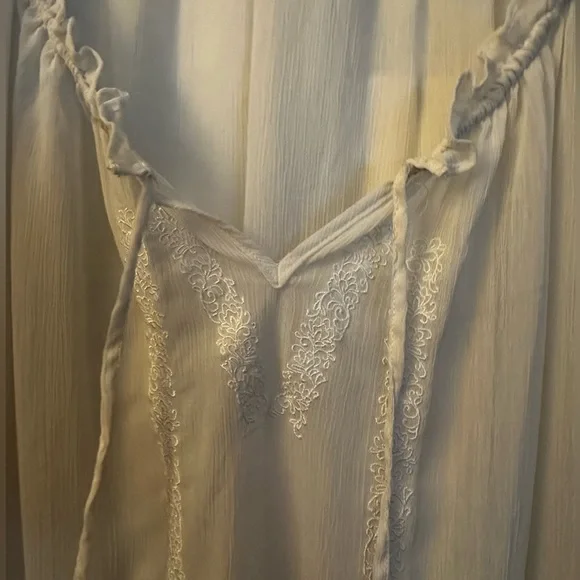 White, flirty and fun! - Picture 2 of 5